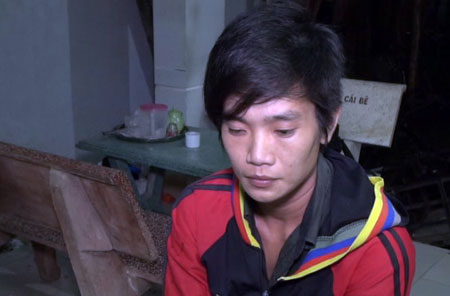 
Phạm Thị Hận bị công an bắt giữ

