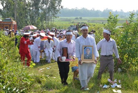 
Rất đông người dân đến đưa tiễn anh hùng Hồ Giáo về đất mẹ.
