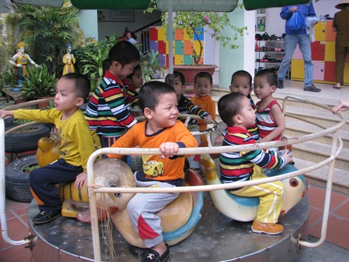 
10 đứa trẻ 4-5 tuổi từng bị bán sang Trung Quốc, hiện được nuôi dưỡng ở Trung tâm bảo trợ trẻ em có hoàn cảnh đặc biệt tỉnh Quảng Ninh. Ảnh: Minh Cương.

