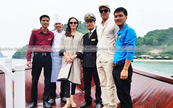 Angelina Jolie và Brad Pitt tươi tắn chụp hình trên du thuyền ở Hạ Long hôm chủ nhật, 20/12. Ảnh:NTT.