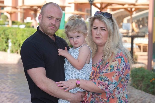 
Megan Winton (trái) cùng bạn trai và con gái mắc kẹt ở Ai Cập từ ngày 5/11 tới nay. Ảnh: Liverpool Echo.
