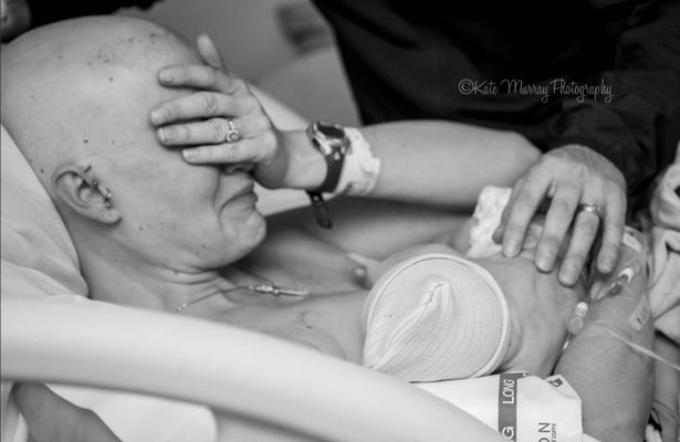 
Sarah khóc khi cho con bú lúc bé mới chào đời. Ảnh: Kate Murray.
