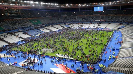 
Khán giả ùa xuống sân vận động Stade de France sau khi trận đấu giao hữu kết thúc - Ảnh: AP
