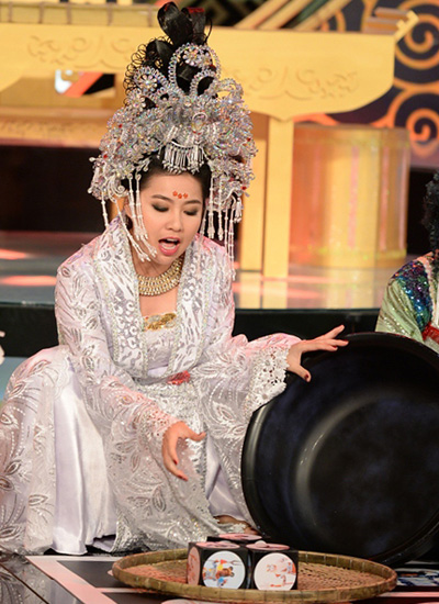 Lê Khánh trong vai Diêm Hậu của chuỗi sân khấu hài truyền hình Diêm Vương xử án.