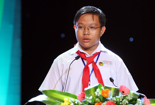 Nguyễn Dương Kim Hảo Đam mê tin học trong em như quả cầu tuyết, càng lăn càng lớn. Ảnh: Giang Huy.