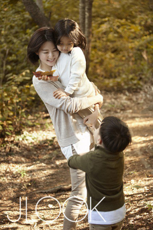Mùa thu bình yên của Lee Young Ae và hai thiên thần nhỏ.