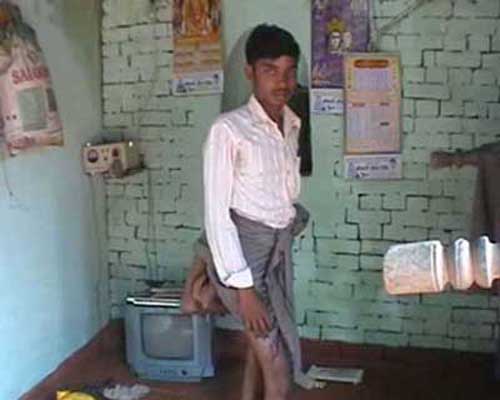 Rajput sống ẩn dật v&igrave; bị người l&agrave;ng khinh thường. Ảnh:&nbsp;Caters