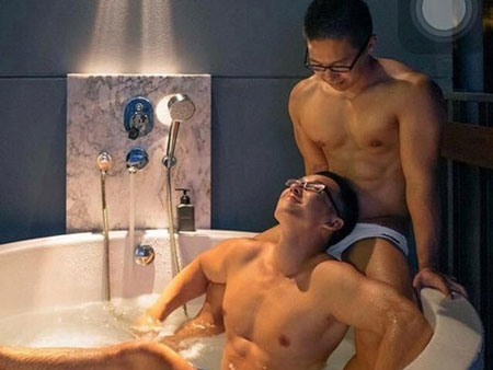 
Nhiều hình ảnh mỹ nam đồng tính được trung tâm The Win quảng cáo công khai, rầm rộ trên các trang mạng xã hội
