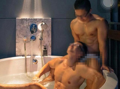 Nhiều hình ảnh mỹ nam đồng tính được trung tâm The Win quảng cáo công khai, rầm rộ trên các trang mạng xã hội.