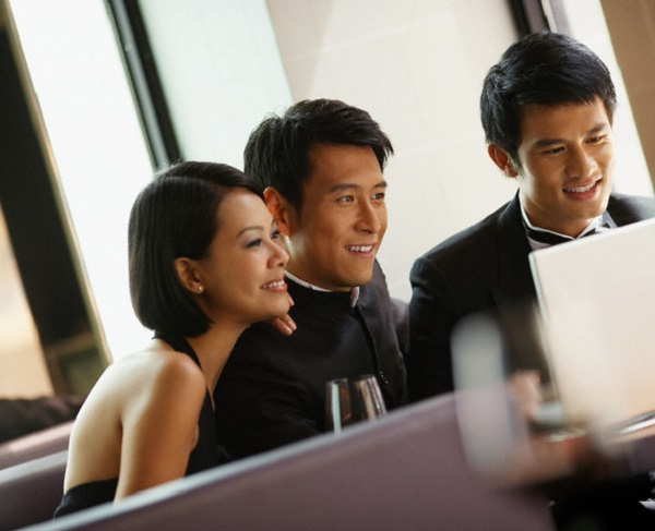 Hai vợ chồng đối xử với anh V như anh em trong nhà, chu đáo mà cũng không quá khách sáo. (Ảnh minh họa)