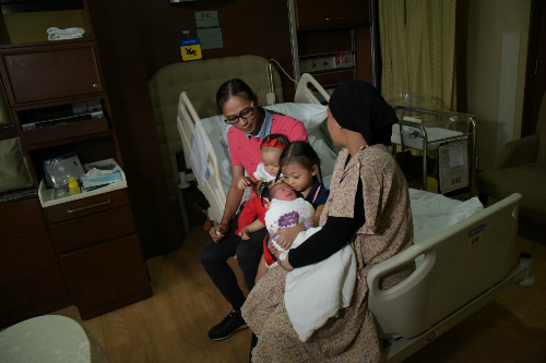 Gia đ&igrave;nh nhỏ của&nbsp;Lydiawati Ibrahim vui mừng ch&agrave;o đ&oacute;n b&eacute; Rifly - Ảnh:&nbsp;channelnewsasia