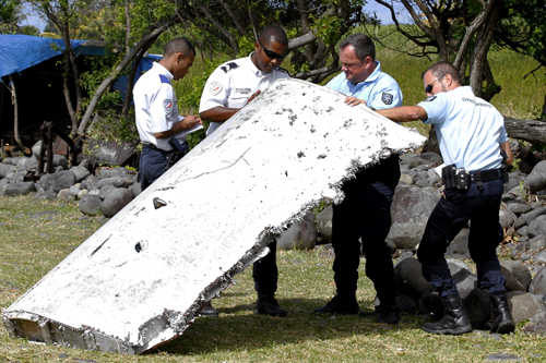 
Phần cánh máy bay MH370 được tìm thấy trên đảo Reunion của Pháp. Ảnh: Zumapress
