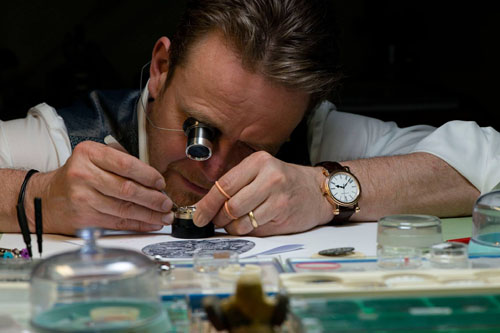 
Hầu hết các chi tiết của đồng hồ lấy cảm hứng từ họa tiết Trống đồng Đông Sơn được Peter Speake Marin làm thủ công.
