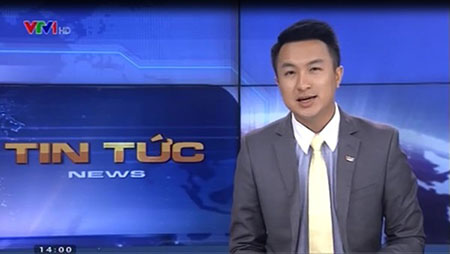 Hình ảnh biên tập viên Việt Phong trong một chương trình thời sự trên kênh VTV1