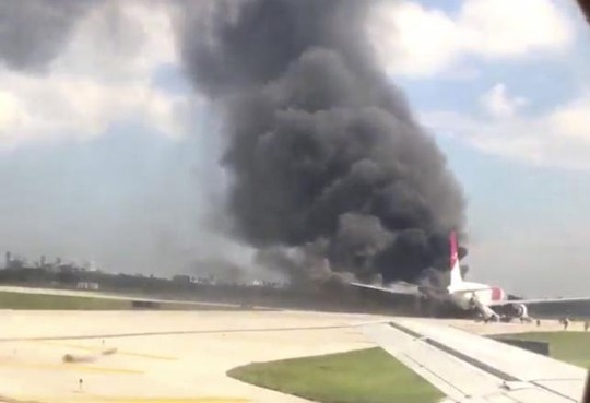 
Máy bay bốc cháy tại sân bay ở TP Fort Lauderdale, bang Florida – Mỹ hôm 29/10. Ảnh: Reuters
