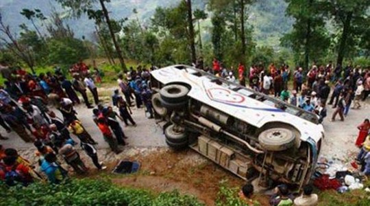Một vụ tai nạn xe buýt tại Nepal. Ảnh: PTI