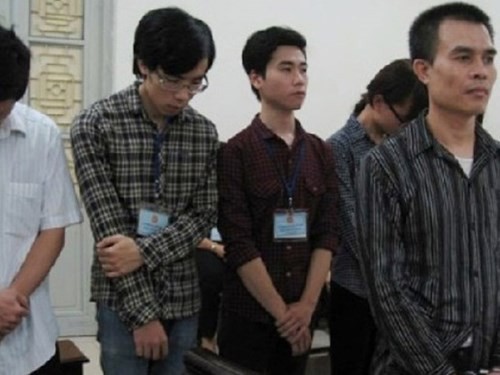 
Nhóm bị cáo của Công ty Việt Hồng trước vành móng ngựa.
