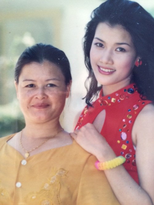 Kim Oanh cùng mẹ lúc đăng quang Bà chủ nhà hàng Kim Oanh - Ảnh: NV cung cấp