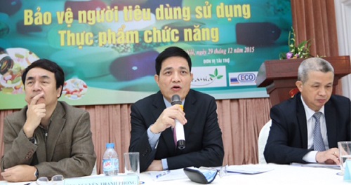 
Ông Nguyễn Thanh Phong, Cục trưởng Cục ATTP trả lời báo chí về quản lý TPCN tại hội thảo.
