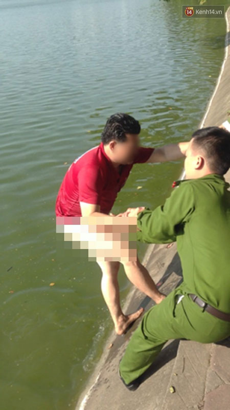 Người đ&agrave;n &ocirc;ng được lực lượng c&ocirc;ng an k&eacute;o l&ecirc;n bờ