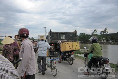 Nhiều người dân dừng lại xem vụ tai nạn hy hữu.