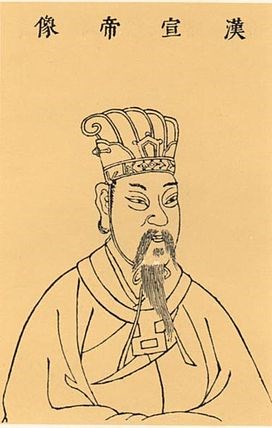 Hán Tuyên đế - Hứa Hoàng hậu: Trong lịch sử Trung Quốc, rất ít hoàng đế nào xuất thân từ nghèo hàn sau đó nắm ngôi vương như Hán Tuyên đế. Ông nội của ông là con trai trưởng của Hán Vũ đế, tự sát do binh biến, cha của ông cũng chết lúc ông còn rất nhỏ. Ngay từ nhỏ, Hán Tuyên đế đã là một cô nhi với thân phận bình dân, sau lớn lên ông lấy Hứa Bình Quân làm vợ, vợ của ông cũng là một con nhà thường dân. Ảnh: Chân dung Hán Tuyên đế.
