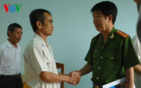 
Đại tá Phạm Thật - Phó Giám đốc Công an tỉnh Bình Thuận bắt tay ông Nén

