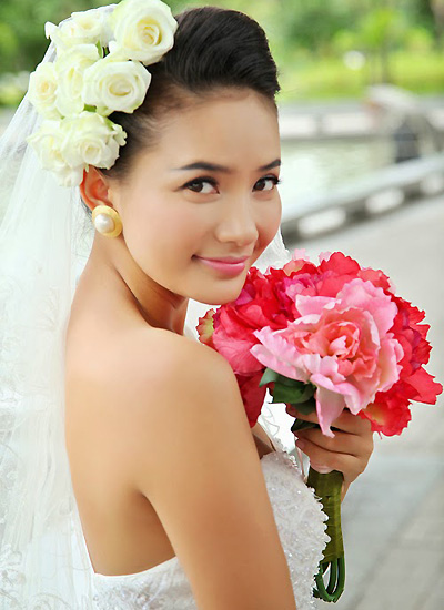 
Phan Như Thảo mặc váy cô dâu trong một bộ phim truyền hình.
