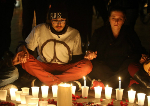 Cầu nguyện tưởng nhớ các nạn nhận trong vụ thảm sát ở Paris. Ảnh: Lep.co.uk.