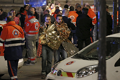 Các nạn nhân được sơ tán khỏi nhà hát Bataclan, Paris tối 13/11. Ảnh: Reuters