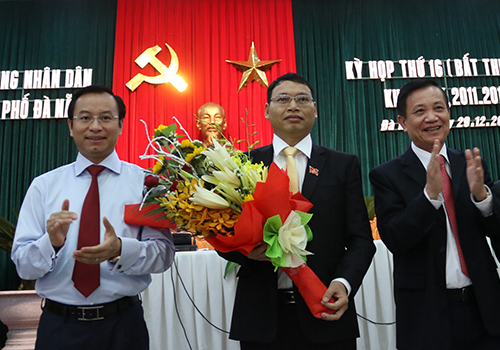 
&Ocirc;ng Hồ Kỳ Minh (đứng giữa)&nbsp;nhận hoa ch&uacute;c mừng của l&atilde;nh đạo Đ&agrave; Nẵng. Ảnh: Nguyễn Đ&ocirc;ng.
