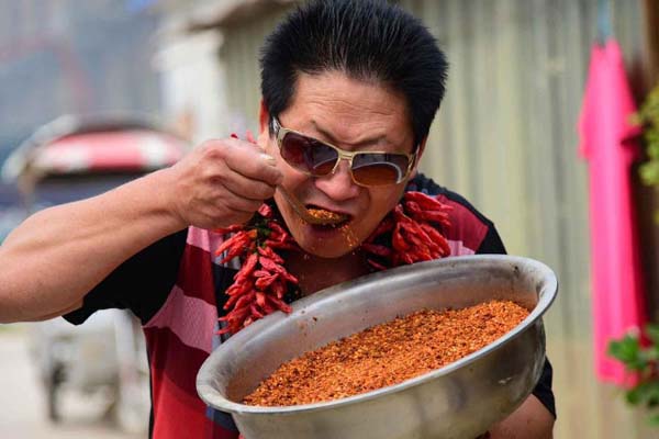 
Ông Li thích ăn ớt, từ ớt bột đến ớt tươi. Ảnh: Shanghaiist
