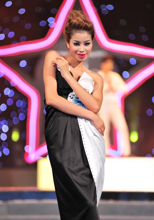 Phạm Thị Hương đoạt danh hiệu Thần tượng Thời trang 2011.