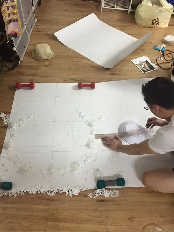 
Phan Như Thảo ch&uacute; th&iacute;ch: C&aacute;i khăn trải b&agrave;n chồng tự l&agrave;m n&agrave;y m&igrave;nh sẽ x&agrave;i cho lễ kỉ niệm mỗi năm nhen.
