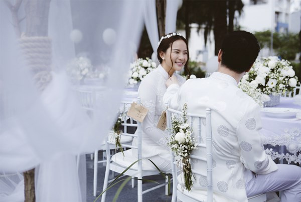 
Lễ đ&iacute;nh h&ocirc;n b&iacute; mật của cả hai diễn ra long trọng tại Nh&agrave; B&egrave;, TP.HCM v&agrave;o đầu th&aacute;ng 11.
