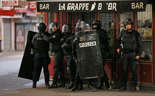 Cảnh sát làm nhiệm vụ trong cuộc truy kích tại Saint Denis  Ảnh: AP