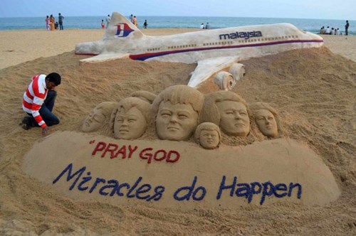 
Nghệ sỹ Ấn Độ Sudarshan Patnaik hoàn thành những thao tác cuối cùng trên công trình điêu khắc bằng cát của anh cùng nguyện ước những điều tốt đẹp và kỳ diệu nhất sẽ đến với các hành khách trên chuyến bay MH370. Ảnh: Reuters
