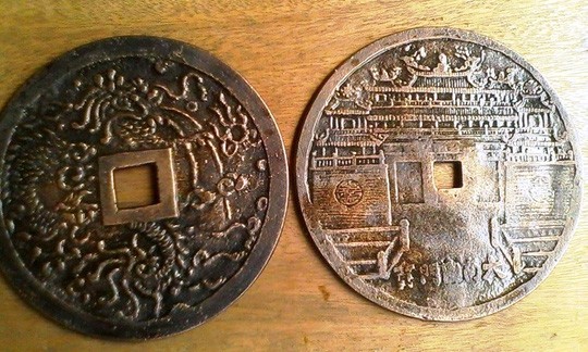 Hai đồng tiền cổ “Gia Long thông bảo” (trái) và “Minh Mạng thông bảo” (phải) có kích thước lớn lần đầu tiên được phát hiện. Ảnh: Báo Quảng Bình.