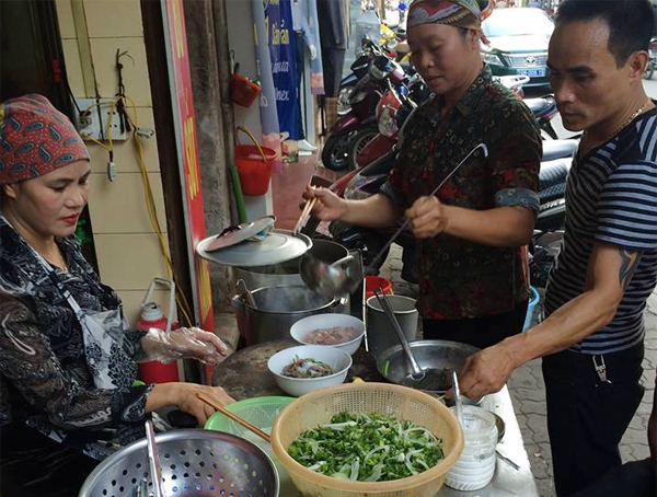 Hàng phở lúc nào cũng đông khách.