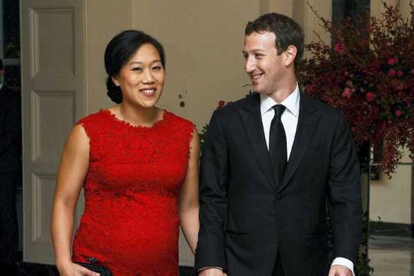 Mark Zuckerberg v&agrave; vợ tham dự một sự kiện tổ chức ở Nh&agrave; Trắng hồi th&aacute;ng 9/2015. L&uacute;c n&agrave;y Priscilla đang mang bầu b&eacute; Max. Ảnh:&nbsp;Reuters
