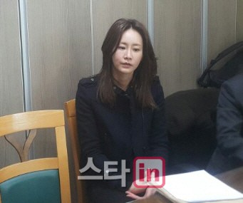 Shin Eun Kyung phủ nhận việc bỏ rơi con trai bị bệnh.
“Sau ly hôn, mối quan hệ của tôi và bên nhà chồng cũ là con số không. Tôi không có bất kỳ liên hệ nào với họ” - nữ diễn viên chia sẻ.
Nữ diễn viên cho biết, thông tin cô chỉ gặp con trai 2 lần trong gần 10 năm là sai sự thật. “Tôi không đến đón cháu trực tiếp nhưng mẹ ruột tôi đến. Khi cháu về nhà ngoại, tôi thường xuyên ở bên chăm sóc. Nhà chồng không biết chuyện này nên hiểu nhầm” - cô nói thêm.
Shin Eun Kyung khẳng định không có một người mẹ nào có thể bỏ rơi con mình. “Con tôi bị bệnh từ nhỏ, cháu không có trí tuệ của một em bé bình thường. Nhưng tôi chưa bao giờ bỏ con” - cô nói.
Shin Eun Kyung bị chỉ trích giả tạo khi khóc lóc thương con trong buổi phỏng vấn vài năm trước.
Trước những thông tin mới từ phía nữ diễn viên Vợ tôi là gangster, phóng viên MBC chủ động liên hệ với mẹ chồng cô.
Bà tỏ ra mệt mỏi: “Tôi không muốn đôi co. Khi ly hôn, cô ấy được tòa giao quyền chăm sóc cháu trai nhưng lại từ chối. Đến ngày con trai tôi phá sản, cô ta lên báo nói rằng trả nợ hộ chồng 500 triệu won. Nhưng sự thật là con trai được bạn bè giúp đỡ. Nói thế để mọi người biết đâu là sự thật”.
Theo Hiểu Nguyệt
Zing