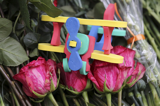 
Một chiếc máy bay đồ chơi và hoa được đặt trên đài tưởng niệm bên ngoài sân bay Pulkovo ở St. Petersburg, Nga
