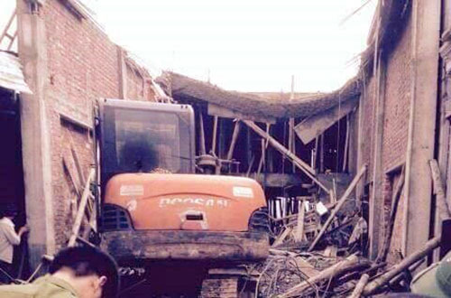 Hiện trường vụ sập mái tầng 1 của công trình cạnh suối Yến (chùa Hương). Ảnh:CTV