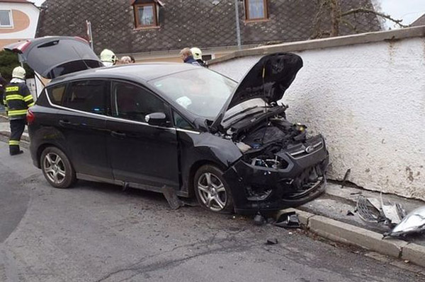
Chiếc xe hơi của ông Eggers đâm vào bức tường, khiến phần mui xe bị hư hỏng nặng. Ảnh: CEN
