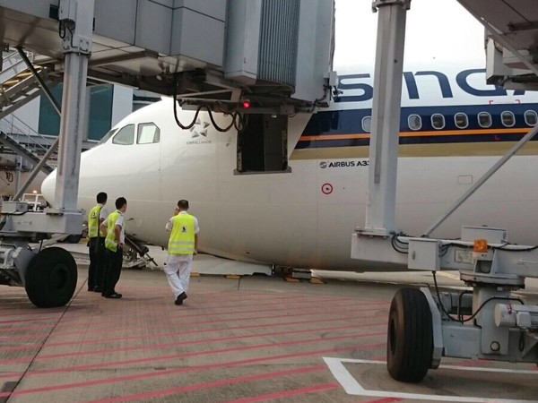 Máy bay của hãng Singapore Airlines bị sập tại sân bay ngay trước giờ bay.