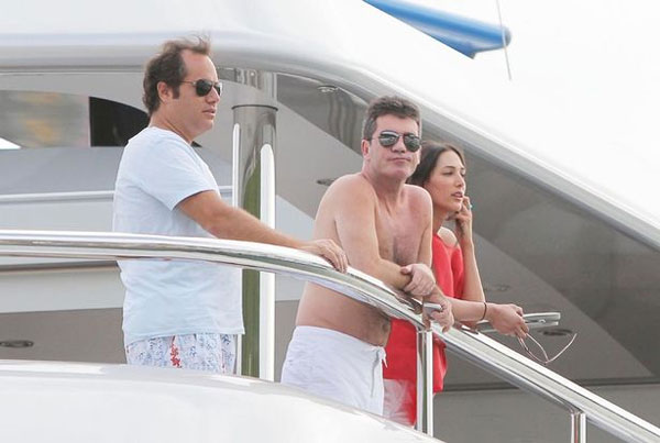Simon Cowell v&agrave; doanh nh&acirc;n Andrew Silverman (b&ecirc;n tr&aacute;i) từng rất th&acirc;n thiết trước khi Simon l&eacute;n l&uacute;t tằng tịu với vợ của Andrew (b&ecirc;n phải) v&agrave; l&agrave;m c&ocirc; mang bầu.