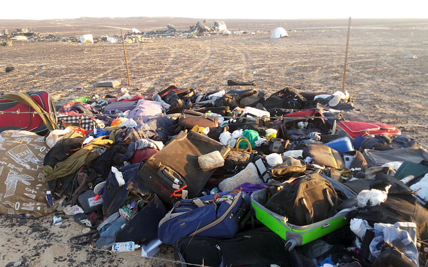 
Hành lý của các nạn nhân trong vụ tai nạn mát bay và mảnh vỡ từ đống đổ nát ở bán đảo Sinai của Ai Cập
