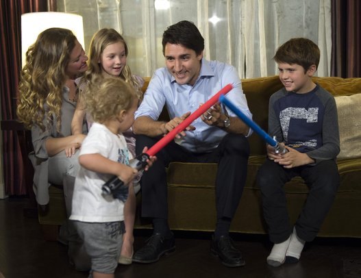 
Ông Justin Trudeau đang chơi cùng với con trai Hadrien trong lúc xem kết quả với vợ Sophie Gregoire, con trai Xavier và con gái Ella-Grace tại một khách sạn ở trung tâm thành phố Montreal vào ngày 19/10/2015.
