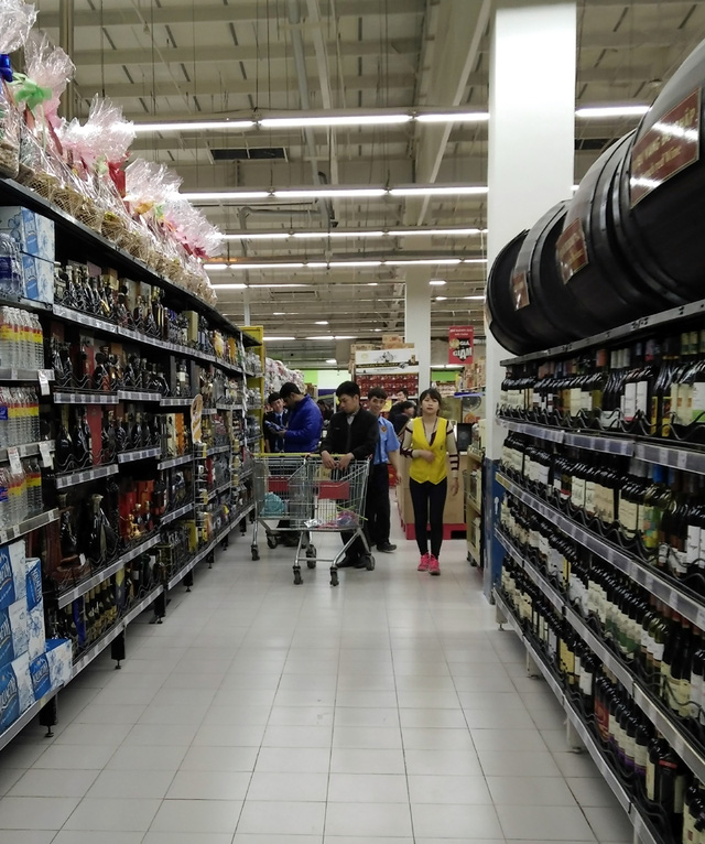 
Chọn những cửa hàng phân phối chính hãng hay siêu thị uy tín cũng là một cách để người tiêu dùng tránh mua phải rượu giả (ảnh minh họa)

