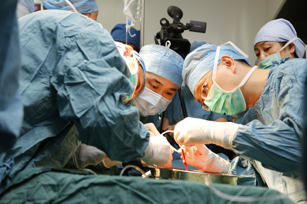 Các bác sĩ bệnh viện Xijing, Tây An, Thiểm Tây, phẫu thuật cấy ghép tử cung cho Yang Hua. Ảnh: China Daily